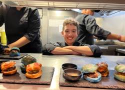 El chef Sebastián Espinoza posa en la cocina del recientemente inaugurado restaurant Ferrao, cuya especialidad son las hamburguesas de autor.
