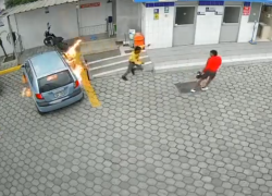 Captura del video en el que se observa como los mismos ocupantes prenden fuego a un vehículo en una gasolinera de Santo Domingo.