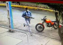 Captura de pantalla de video en el que se observa a uno de los sospechosos durante el asalto a un blindado en Portoviejo.