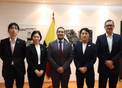 Fotografía que muestra al director ejecutivo de Agrocalidad, Eduardo Cantos, junto con representantes del Gobierno japonés.