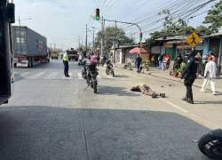 La víctima esperaba el transporte público en una parada de la Metrovía.