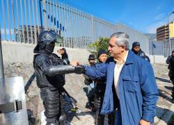 El ministro del Interior, Patricio Carrillo, saluda a un servidor policial.