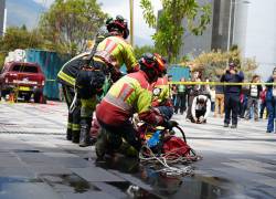El Cuerpo de Bomberos de Quito realizó maniobras de rescate técnico.