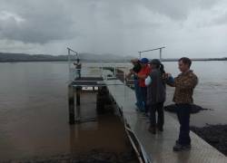 Técnicos del Ministerio del Ambiente recorrieron el río Esmeraldas, afectado por el derrame de petróleo.