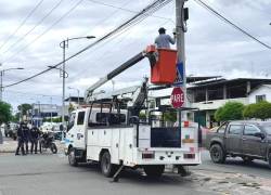 Un técnico desinstala una cámara de videovigilancia clandestina, en medio de un operativo llevado a cabo por el ECU 911 y la Policía Nacional, en Manta y Portoviejo.