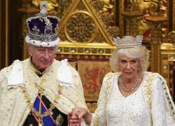 El rey Carlos III de Gran Bretaña, vistiendo la corona imperial y la túnica de Estado, y la reina Camilla de Gran Bretaña, vistiendo la diadema estatal de Jorge IV, se van después de leer el discurso del rey en la cámara de la Cámara de los Lores, durante la apertura estatal del Parlamento, en las Casas del Parlamento, en Londres.