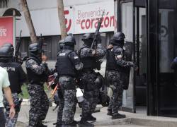 Policías se despliegan en las instalaciones de TC Televisión.