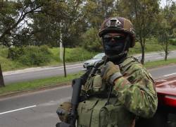 Un militar de las Fuerzas Armadas de Ecuador realiza un operativo en Quito dentro del contexto de Conflicto Armado Interno que atraviesa Ecuador.