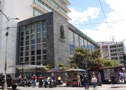 Fotografía del edificio del Instituto Ecuatoriano de Seguridad Social (IESS).