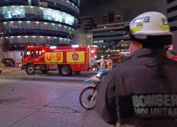 Fotografía que muestra unidades del Cuerpo de Bomberos de Guayaquil en la Av. José Joaquín Orrantía.