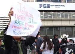 Grupos sociales se manifiestan en los exteriores de la Fiscalia General del Estado, solicitando la liberación de los detenidos en las manifestaciones del paro nacional convocado por la Conaie.