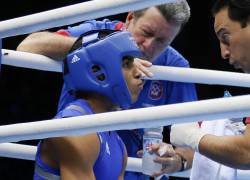 Félix Verdejo Sánchez de Puerto Rico, sentenciado a cadena perpetua el pasado sábado, escucha su esquina entre rondas durante una pelea de peso ligero (60 kg) de los Juegos Olímpicos de Londres 2012