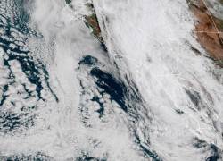 Imagen captada por el satélite GOES de la tormenta tropical Hilary acercándose a California, en Estados Unidos.