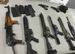 Fusiles, alimentadoras y pistolas que fueron incautados en el sector de Guasmo Sur, ubicado en Guayaquil.
