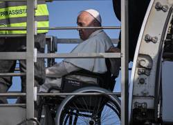 El papa Francisco, que en los últimos días ha vuelto a reaparecer en silla de ruedas debido a sus problemas de rodilla que le impiden caminar, comenzará la agenda oficial el lunes