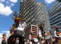 Realización del Desfile de la Confraternidad, un evento cultural por tradicional las Fiestas de Quito, en la Avenida de los Shyris, norte de la capital.