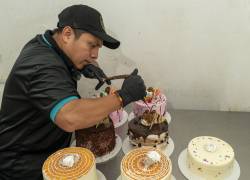 Deiby Pincay, dueño de Trinity Cakes, durante el decorado de pasteles.