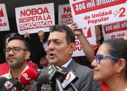 Geovanny Atarihuana, Director de Unidad Popular acompañado de varios afiliados acudieron al Consejo Nacional Electoral.