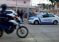 Fotografía que muestra el arribo de policías a la escena del crimen.