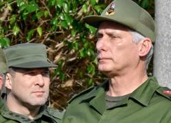 El presidente de Cuba, Miguel Díaz-Canel (derecha) asiste al funeral de los 32 soldados cubanos que murieron durante la captura de Nicolás Maduro por parte de EE.UU.