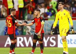 Thibaut Courtois, Eden Hazard y Thorgan Hazard, reaccionando al empate contra Croacia.