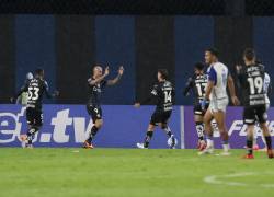 Jugadores de Independiente del Valle celebran el gol frente a Universidad Central de Venezuela.