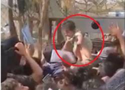 “Nos arrojaron a los bebés, algunos de ellos caían sobre el alambre de púas. Fue horrible, contó un miembro del ejército británico.