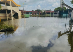 Toma de un recinto electoral inundado, compartido por el CNE.