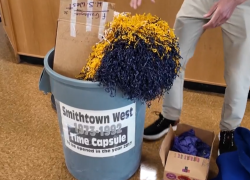 Captura de la cápsula del tiempo encontrada en New York. (Foto: News 12 Long Island.)