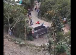 Captura del video difundido por el Consejo Regional Indígena del Cauca, en donde se observa el ataque de los disidentes de las FARC a una comunidad indígena.