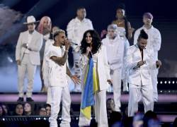 Fotografía cedida por Telemundo donde aparece la cantante ucraniana Nastya Kamenskikh mientras canta con Ozuna (i) y Prince Royce (d) durante los Latin American Music Awards 2022. (EFE/David Becker/Telemundo )