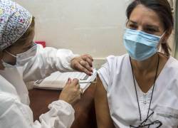 Las vacunas contra el COVID-19 y la gripe protegen a la madre y bebé de complicaciones. Foto: AFP