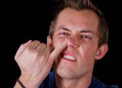 Estudio realizado por investigadores de la Universidad de Griffith, en Australia, menciona que hurgarse la nariz puede dañar el interior de las fosas nasales.