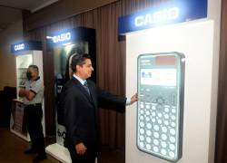 La marca Casio y la empresa Macoser realizaron el lanzamiento de la nueva calculadora.