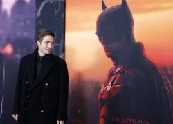 El actor británico Robert Pattinson mira un póster de sí mismo durante el estreno mundial del filme de Warner Bros. Pictures 'The Batman', hoy, en el Lincoln Center de Nueva York, Estados Unidos.