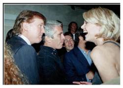 Trump hablando con una mujer rubia y a Epstein al fondo.