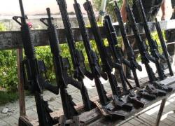 Fusiles decomisados por las Fuerzas Armadas de Ecuador por medio de operativos realizados en el pabellón 9 de la Penitenciaría del Litoral.