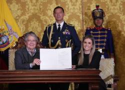 El presidente de la República, Guillermo Lasso, junto a la nueva secretaria de Derechos Humanos, Paola Flores Jaramillo.