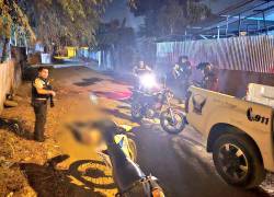 Fotografía que muestra el procedimiento policial en el que se registró el abatimiento.