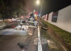 Auto incendiado en Quito.