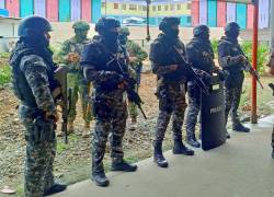 Fotografía de efectivos policiales en la Cárcel Regional de Guayas.