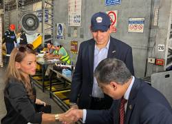Rahul Gupta (a la derecha), jefe de antinarcóticos de la Casa Blanca, visitó varios puertos del Ecuador para conocer el trabajo en el combate con el narcotráfico.