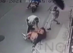 El niño de 8 años defendió con una sombrilla a su madre, quien intentaba evitar que le roben su celular.