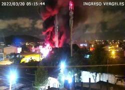 Según reportó el Cuerpo de Bomberos de Guayaquil, se necesitaron más de 100 bomberos, 15 unidades de combate contra incendios y dos ambulancias para enfrentar la emergencia.