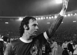 El futbolista alemán Franz Beckenbauer saluda a los espectadores después de ganar la final de la Copa del Mundo de 1974 contra Suecia, en Dusseldorf, el 30 de junio de 1974.