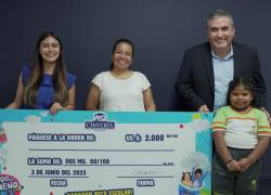 Rosa Arboleda y su hija Lina, recibiendo la beca de parte de Vanessa Lozano, Gerente de Marketing de Chiveria, y Rodrigo Dueñas, Gerente General de Chiveria.