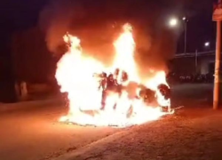 Fotografía del auto segundos después de haber sido impactado con un proyectil inflamable.