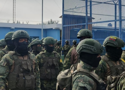 Fotografía compartida por el SNAI en la que se observa a elementos del ejército ingresando a un centro de privación de libertad en Cotopaxi.