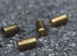 Imagen de referencia de balas sobre pavimento.