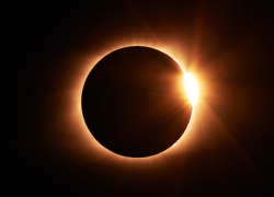 Imagen de un eclipse solar total, el cual ocurre cuando la Luna se interpone entre este y el planeta Tierra, bloqueando momentáneamente la trayectoria de la luz.